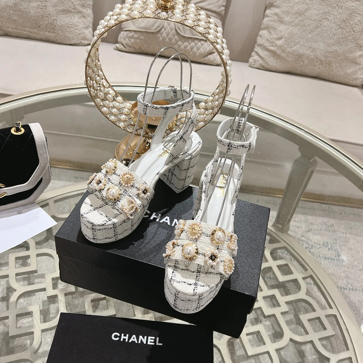 👟👟Ex-factory price 580👟👟 𝐂𝐇𝐀𝐍𝐄𝐋 | Xiaoxiang 25𝐬𝐬Spring and summer new products Counter classic catwalk models New series of high-heeled and waterproof platform sandals〰 A must-have in the fashion circle, the combination will interpret the meticulous, minimalist and classic elements that will never fade away It shows a unique dressing style that is too beautiful to say. A must-have for summer... Upper: Highly customized original specific fabrics. Lining: imported sheepskin lining. Outsole: original molded non-slip outsole. Heel height: 12cm. Waterproof platform: 2.5cm. Size: 35-39 (40.41.42 customization is not returnable)